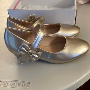 Adamumu girls gold shoes size 4